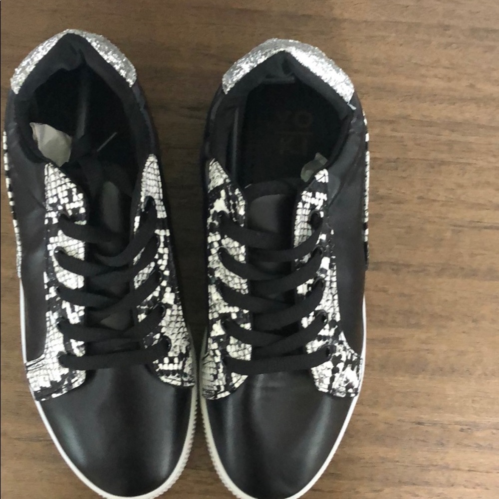 Yoki Sneakers - Picture 7 of 8